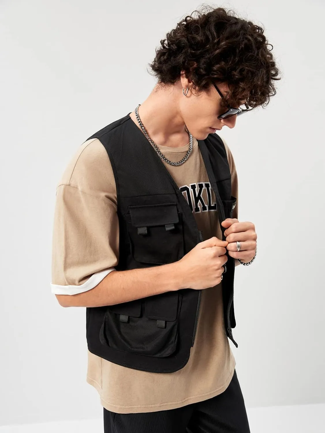Verdusa Men's Sleeveless Letter Patched Buckle Zipper Flap Pocket Steampunk Cargo Vest Jacket