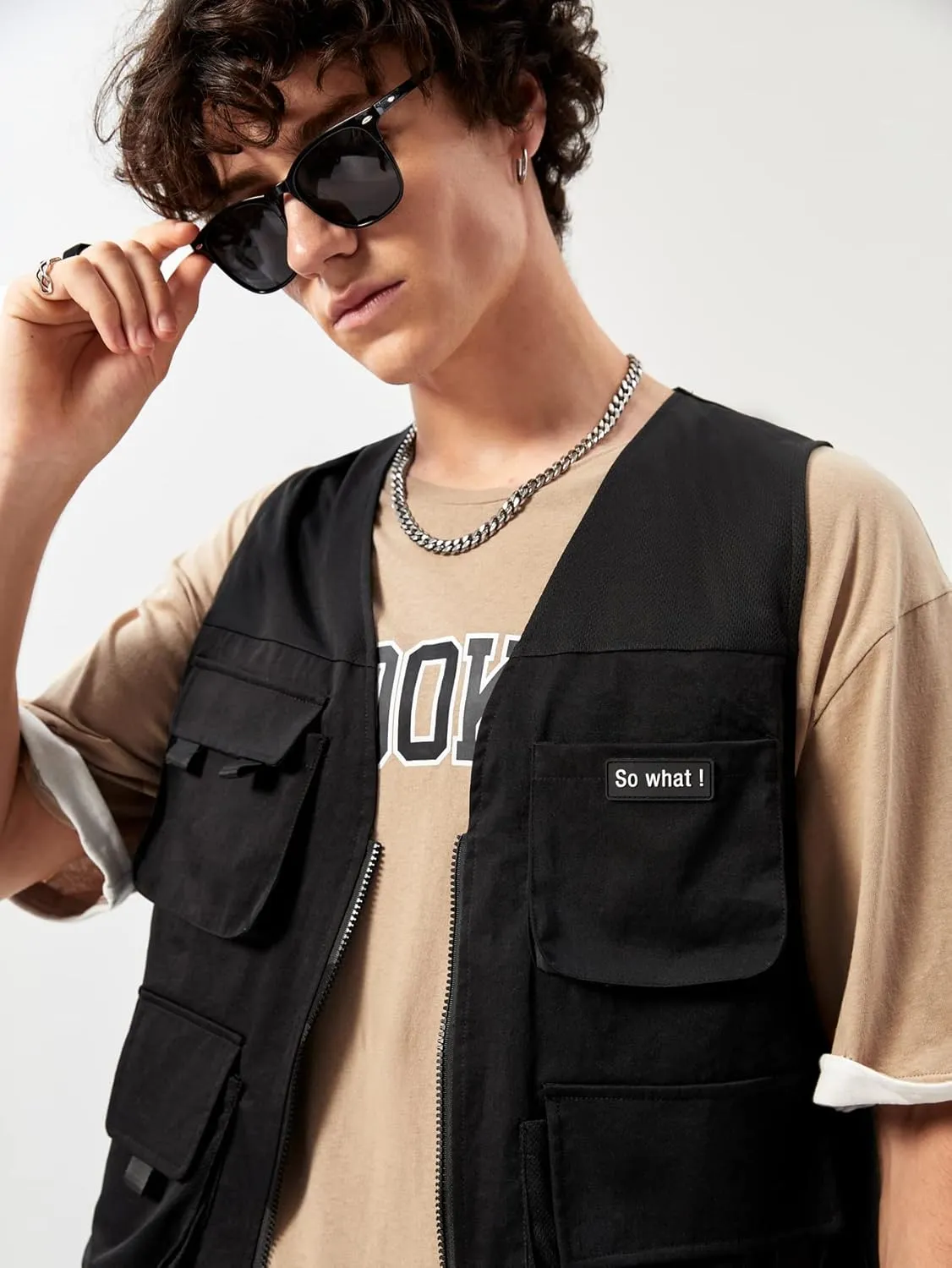 Verdusa Men's Sleeveless Letter Patched Buckle Zipper Flap Pocket Steampunk Cargo Vest Jacket